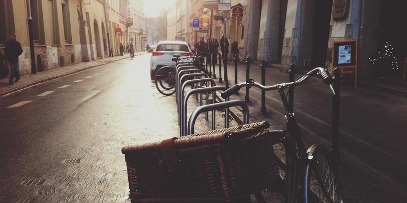 一站式婚礼策划中的灯光艺术：如何用专业照明塑造场景层次与情绪